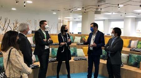 La Ministra de Industria visita a Schneider Electric para conocer su apuesta por Madrid Hub Digital y la digitalización de las empresas