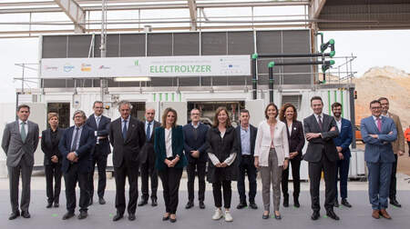 La Vicepresidenta Teresa Ribera inaugura en Lloseta (Mallorca) la primera planta industrial de hidrógeno renovable de España
