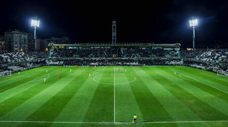 Los proyectores omniblast de schréder garantizan una perfecta visibilidad en el estadio municipal castalia