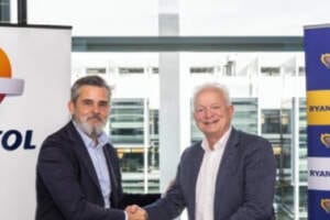 Repsol y Ryanair firman un acuerdo para fomentar el uso de combustibles renovables