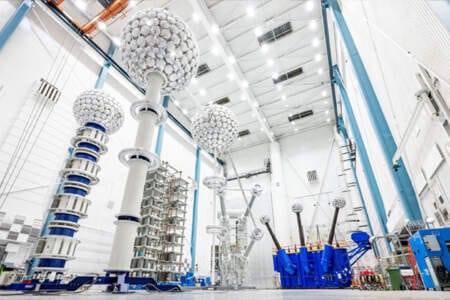 Hitachi Energy invertirá 4.500 $ millones adicionales hasta 2027 para acelerar la transición a energía limpia